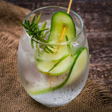 Salatalık Cin Kokteyli 'ni tazeliyorum. Seçici odak.