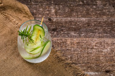 Salatalık Cin Kokteyli 'ni tazeliyorum. Seçici odak.