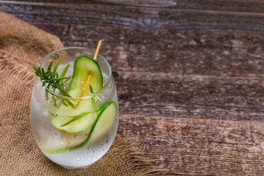 Salatalık Cin Kokteyli 'ni tazeliyorum. Seçici odak.