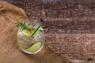 Salatalık Cin Kokteyli 'ni tazeliyorum. Seçici odak.