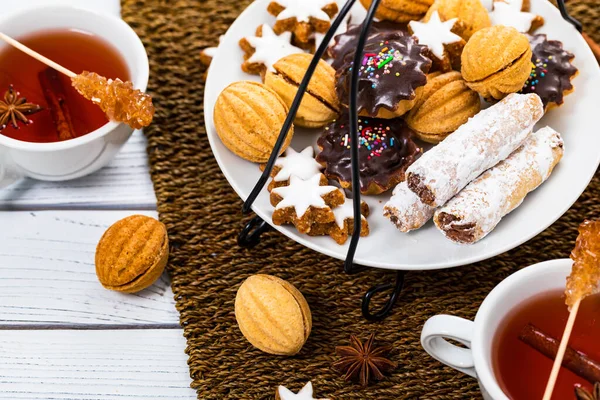 Thee Met Gesorteerde Gemengde Koekjes Selectieve Focus — Stockfoto