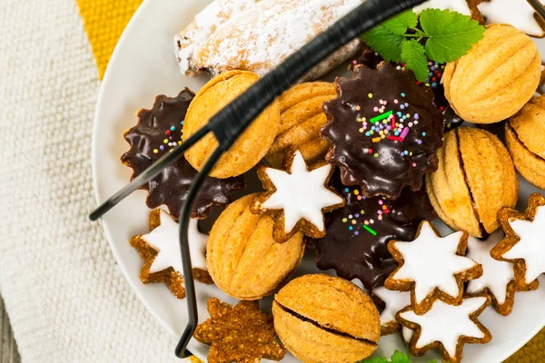 Thee Met Gesorteerde Gemengde Koekjes Selectieve Focus — Stockfoto