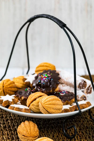 Thee Met Gesorteerde Gemengde Koekjes Selectieve Focus — Stockfoto