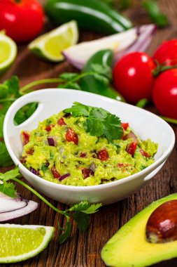 Avokado Guacamole Meksika Dip ile Avocado, Lime, Domates ve Cilantro. Seçici odak.