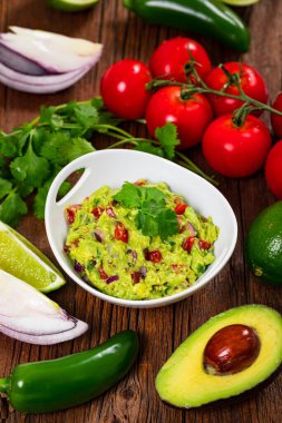 Avokado Guacamole Meksika Dip ile Avocado, Lime, Domates ve Cilantro. Seçici odak.