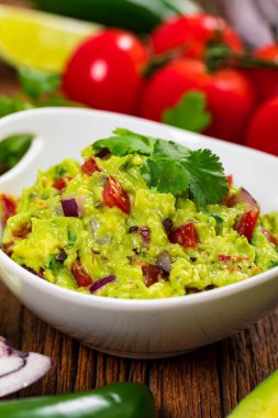 Avokado Guacamole Meksika Dip ile Avocado, Lime, Domates ve Cilantro. Seçici odak.