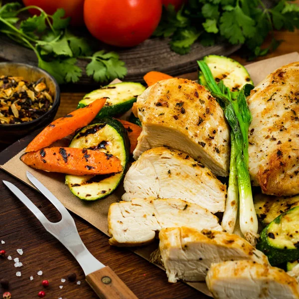 Grilled Chicken Breasts Grilled Vegetables Zucchini Carrot Background Selective Focus — Stock Photo, Image