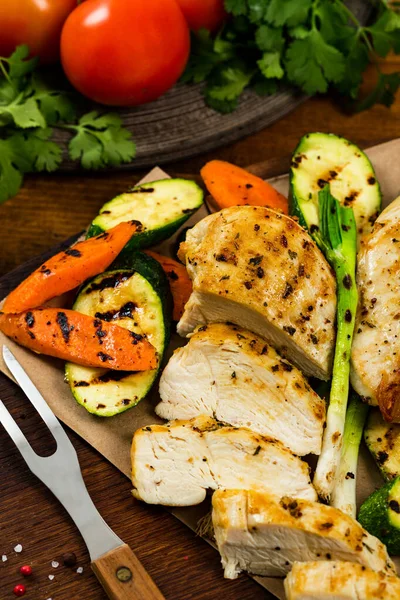 Grilled Chicken Breasts Grilled Vegetables Zucchini Carrot Background Selective Focus — Stock Photo, Image