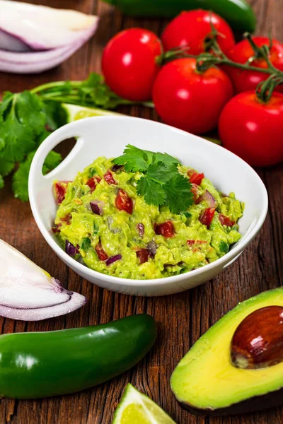Avokado Guacamole Meksika Dip ile Avocado, Lime, Domates ve Cilantro. Seçici odak.