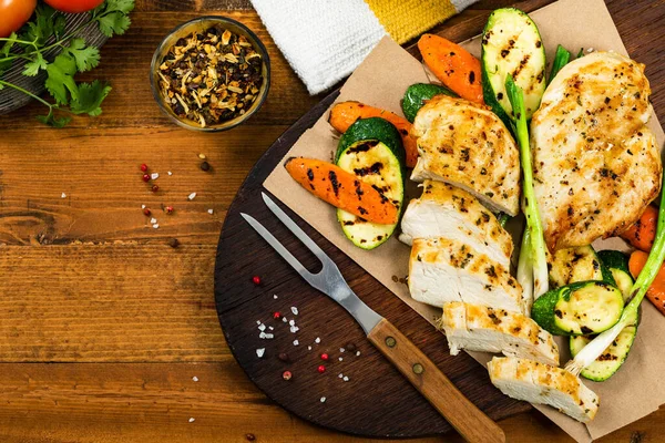 Grilled Chicken Breasts Grilled Vegetables Zucchini Carrot Background Selective Focus — Stock Photo, Image