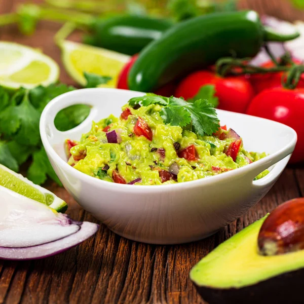 Abacate Guacamole Mexicano Mergulho Com Abacate Limão Tomate Cilantro Foco — Fotografia de Stock