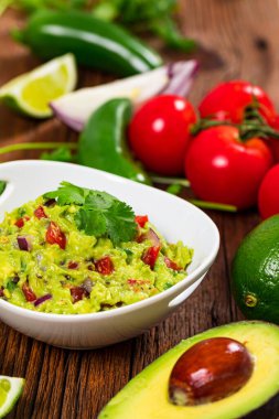 Avokado Guacamole Meksika Dip ile Avocado, Lime, Domates ve Cilantro. Seçici odak.