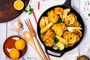 Meyer Lemon ve patates kızartmalı tavuk budu. Seçici odak.