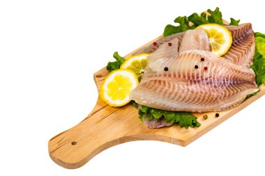 Beyaz Balık Tilapia Çiğ Fileto Beyaz Arkaplanda İzole Edildi. Seçici odak.