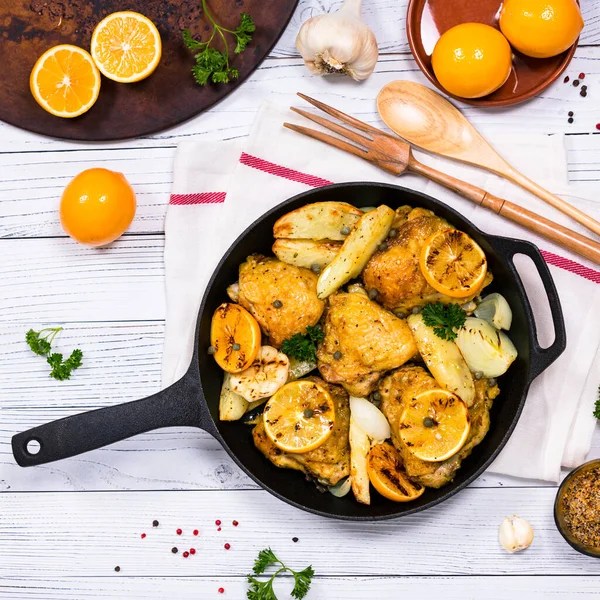 Pollo Muslos Asados Con Meyer Limón Patatas Enfoque Selectivo —  Fotos de Stock