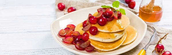 Stack Pancakes Sliced Red Grapes Maple Sirup Breakfast Concentration Sélective — Photo