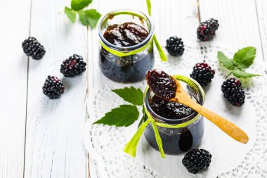 Eski Ahşap Arkaplan 'da bir kavanoz Blackberry reçeli. Seçici odak.