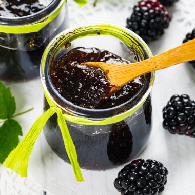 Eski Ahşap Arkaplan 'da bir kavanoz Blackberry reçeli. Seçici odak.