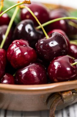 Kiraz arka planı. Tatlı Siyah ve Kırmızı Kirazlar. Seçici odak.