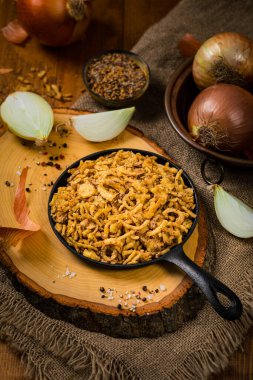 Sarımsaklı ve biberli kızarmış soğan telleri. Seçici odak.