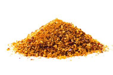 Bal Halep Biber Baharatı. Doğal Ballı Granüller ve Halep Biberi 'nden Baharatlı-Tatlı Beyaz Arkaplanda İzole Edildi.