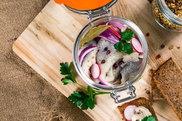 Arenque Marinado Escabeche Con Especias Rábano Cebolla Roja Sobre Fondo —  Fotos de Stock