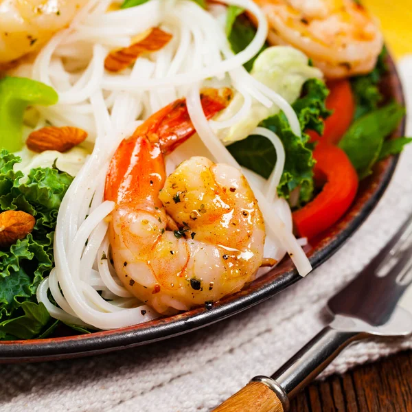 Insalata Vietnamita Con Gamberetti Tagliatelle Riso Focus Selettivo — Foto Stock