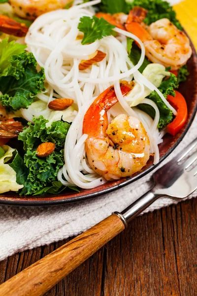 Vietnamesisk Sallad Med Räkor Och Risnudlar Selektiv Inriktning — Stockfoto