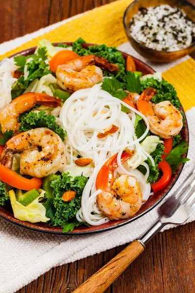 Vietnamesisk Sallad Med Räkor Och Risnudlar Selektiv Inriktning — Stockfoto