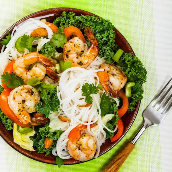 Insalata Vietnamita Con Gamberetti Tagliatelle Riso Focus Selettivo — Foto Stock