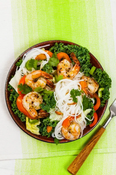 Ensalada Vietnamita Con Camarones Fideos Arroz Enfoque Selectivo —  Fotos de Stock