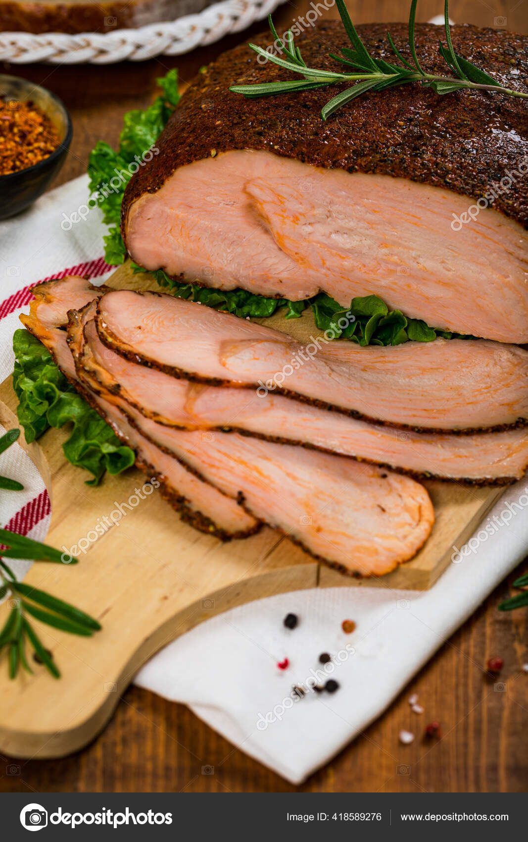 Truthahnbrust Deli Roasted Sliced Cajun Style Lunch Meat Auf Holz Stockfotografie Lizenzfreie Fotos C Alisafarov 418589276 Depositphotos