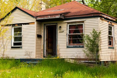 Detroit, Michigan 'da terk edilmiş bir ev. Burası şehrin kötü bir bölgesinde terk edilmiş bir bina..