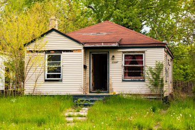 Detroit, Michigan 'da terk edilmiş bir ev. Burası şehrin kötü bir bölgesinde terk edilmiş bir bina..