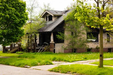 Detroit, Michigan 'da terk edilmiş bir ev. Burası şehrin kötü bir bölgesinde terk edilmiş bir bina..