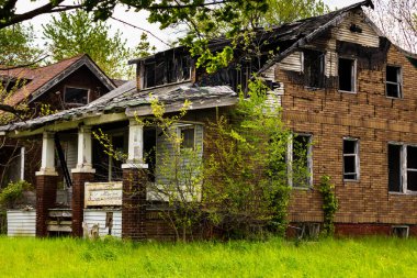 Detroit, Michigan 'da terk edilmiş bir ev. Burası şehrin kötü bir bölgesinde terk edilmiş bir bina..