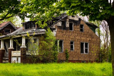 Detroit, Michigan 'da terk edilmiş bir ev. Burası şehrin kötü bir bölgesinde terk edilmiş bir bina..