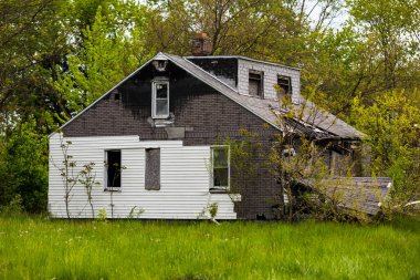 Detroit, Michigan 'da terk edilmiş bir ev. Burası şehrin kötü bir bölgesinde terk edilmiş bir bina..