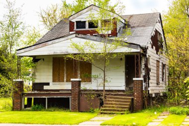 Detroit, Michigan 'da terk edilmiş bir ev. Burası şehrin kötü bir bölgesinde terk edilmiş bir bina..
