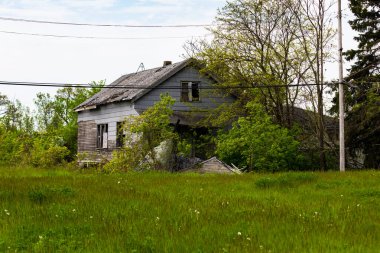 Detroit, Michigan 'da terk edilmiş bir ev. Burası şehrin kötü bir bölgesinde terk edilmiş bir bina..