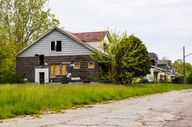 Detroit, Michigan 'da terk edilmiş bir ev. Burası şehrin kötü bir bölgesinde terk edilmiş bir bina..