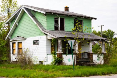 Detroit, Michigan 'da terk edilmiş bir ev. Burası şehrin kötü bir bölgesinde terk edilmiş bir bina..