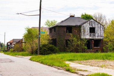 Detroit, Michigan 'da terk edilmiş bir ev. Burası şehrin kötü bir bölgesinde terk edilmiş bir bina..