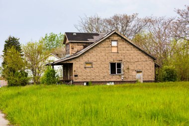 Detroit, Michigan 'daki Terk Edilmiş Sokak ve Ev. Burası şehrin kötü bir bölgesinde terk edilmiş bir bina..