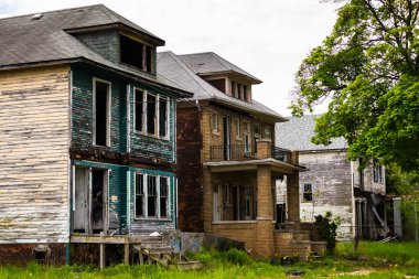 Detroit, Michigan 'daki Terk Edilmiş Sokak ve Ev. Burası şehrin kötü bir bölgesinde terk edilmiş bir bina..