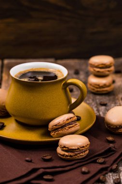 Tahta Masada Kahve Fasulyeli Koyu Çikolatalı Macaron. Seçici odak. 