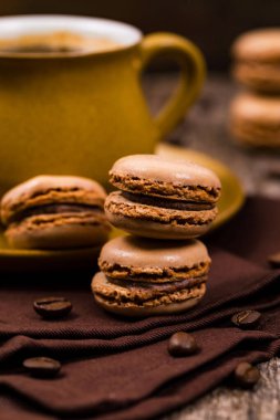 Tahta Masada Kahve Fasulyeli Koyu Çikolatalı Macaron. Seçici odak. 