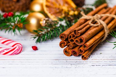 Noel Tatili Kompozisyon Tarçın ve Beyaz Tahta Arkaplan Noel Dekorasyonu. Yeni yıl konsepti ve Noel afişi. Seçici odak.