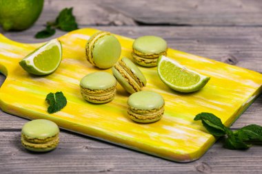 Limon ve nane aromalı yeşil makarna. Seçici odak.