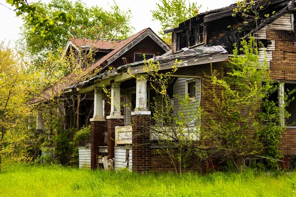 Detroit, Michigan 'da terk edilmiş bir ev. Burası şehrin kötü bir bölgesinde terk edilmiş bir bina..